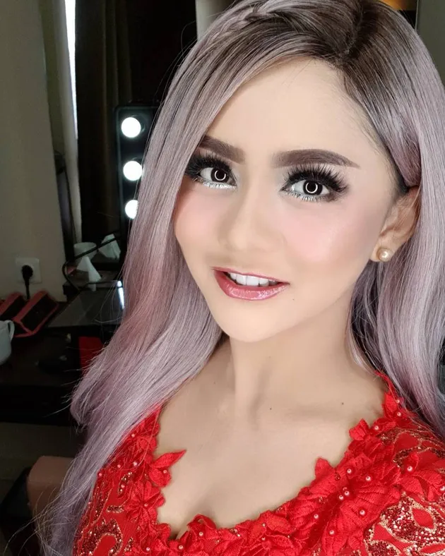 Siapapun pasti tahu dengan sosok Jenita Janet. Yap, pasalnya pedangdut berwajah imut ini memang sering tampil dengan rambut palsunya yang berwarna-warni.