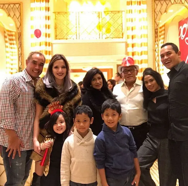 Nia Ramadhani - Keluarga Bakrie