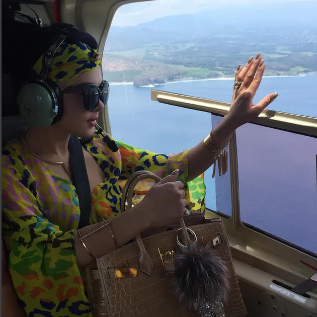 Harga sewa helikopter Syahrini