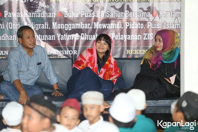 Amel Carla Syukuran Dengan Anak Yatim