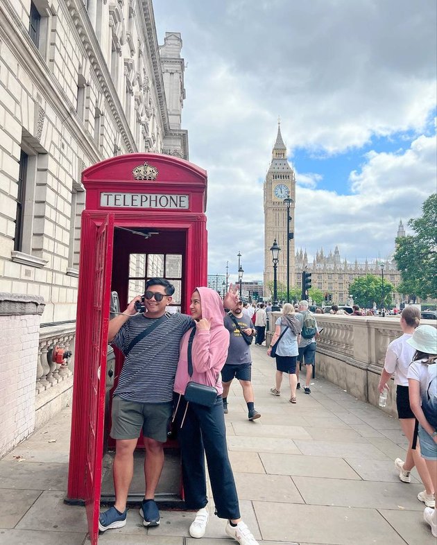 Kalau ke London pastinya wajib dong berpose di spot-spot yang jadi landmark kota tersebut. Itulah yang dilakukan Nina selama di sana. Ini foto Nina dan suami di booth telepon merah ciri khas London.
