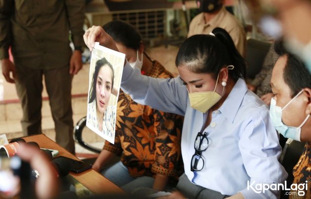 6 Portraits of Nindy Showing Evidence of Domestic Violence, Still Strong Even Though Her Children Often Cry Because Their Mother Is Beaten