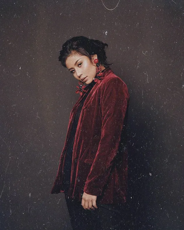 Awkarin, A Team Management