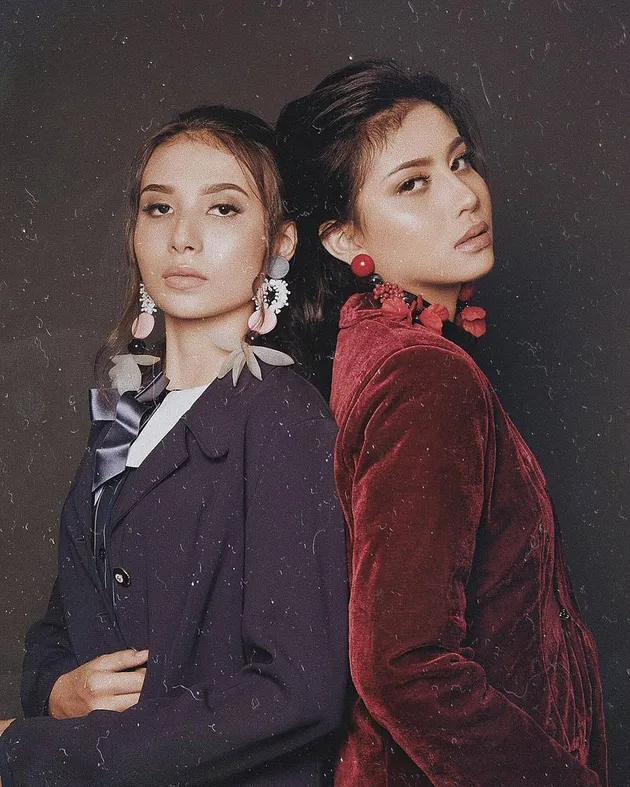 Awkarin, A Team Management