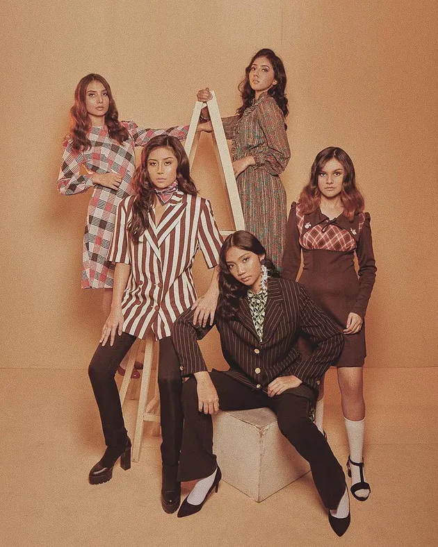 Awkarin, A Team Management