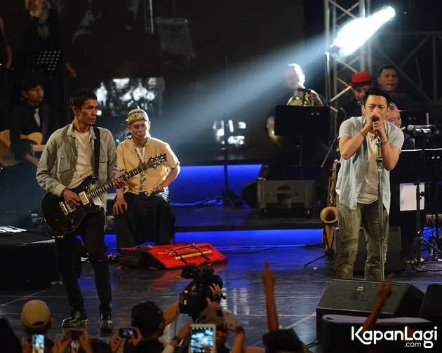 Suasana pecah ketika NOAH dan Iwan Fals sepakat untuk membawakan lagu Yang Terlupakan di acara ini.