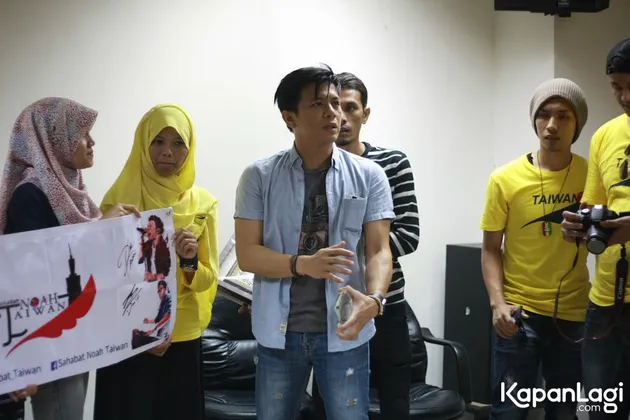 Setelah menggelar preskon, Ariel CS memang sengaja memberikan waktu untuk meet and greet bareng para penggemar.