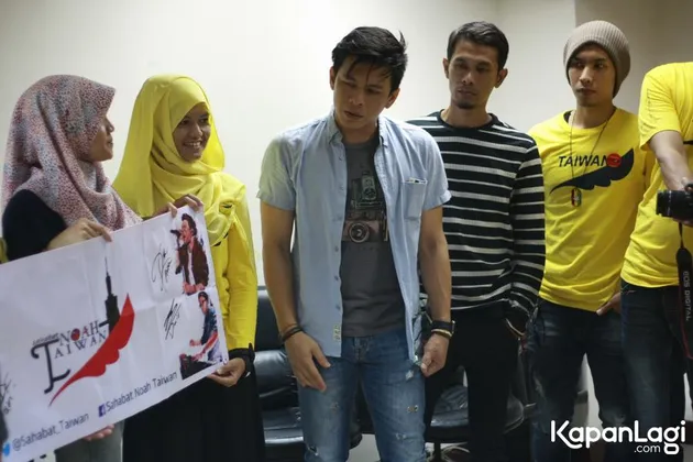Dengan atribut kuning-kuning, para Sahabat Noah antusias ketika menyapa idola mereka dari dekat.