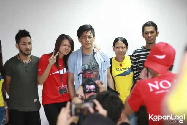 Ariel tak masalah jika banyak fans yang mengajaknya foto, namun ia berharap mereka bisa lebih sopan saat melakukannya.