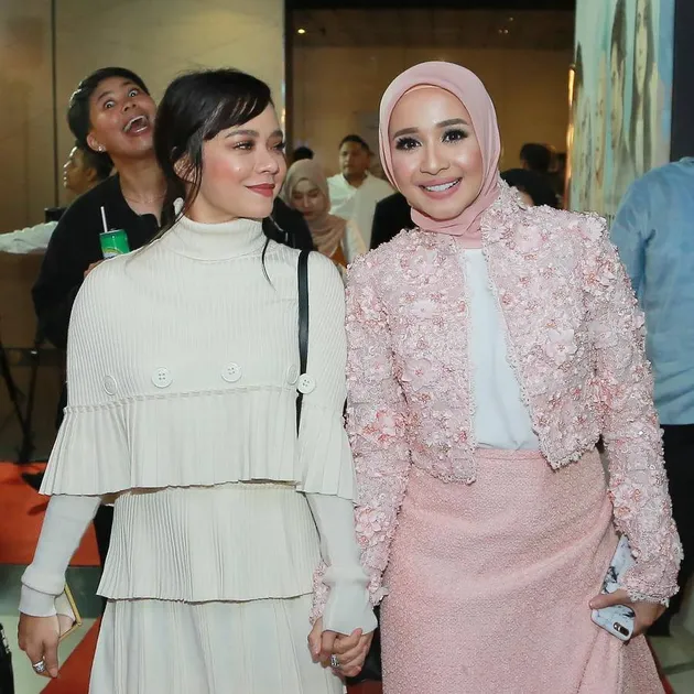 Wanita cantik di sebelah Bella ini namanya Nora Danish. Ia adalah sosok yang mengenalkan Bella dengan Emran.
