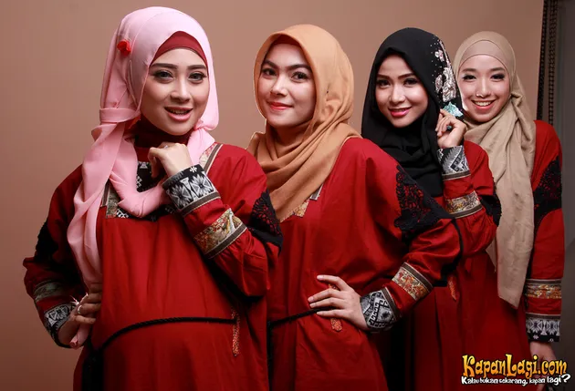 FOTO: Noura, Model-Model Cantik Yang Kini Syiar Dengan Syair