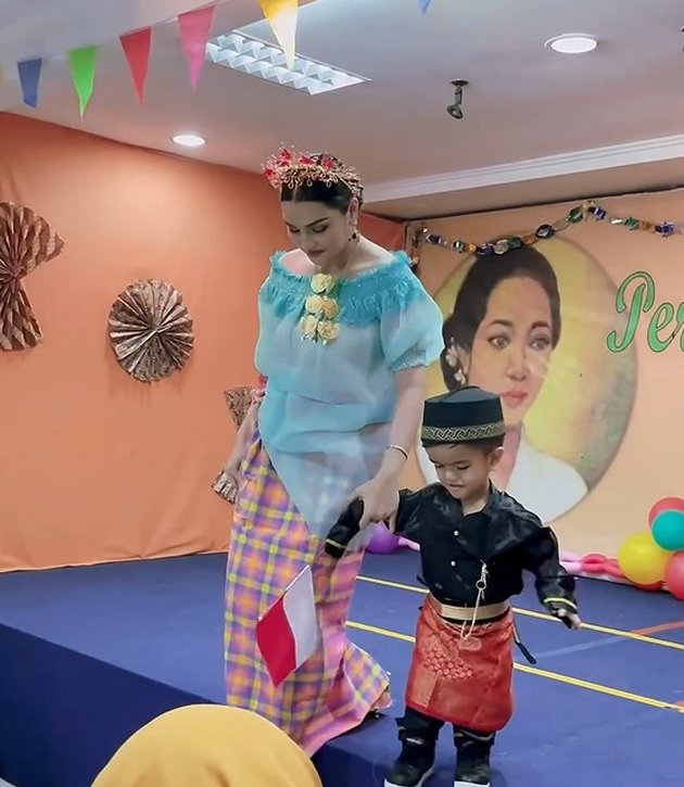 Photo of Nurah Syahfirah Wearing Traditional Clothing at Her Youngest Child's Event, Mother and Son Receive Praise