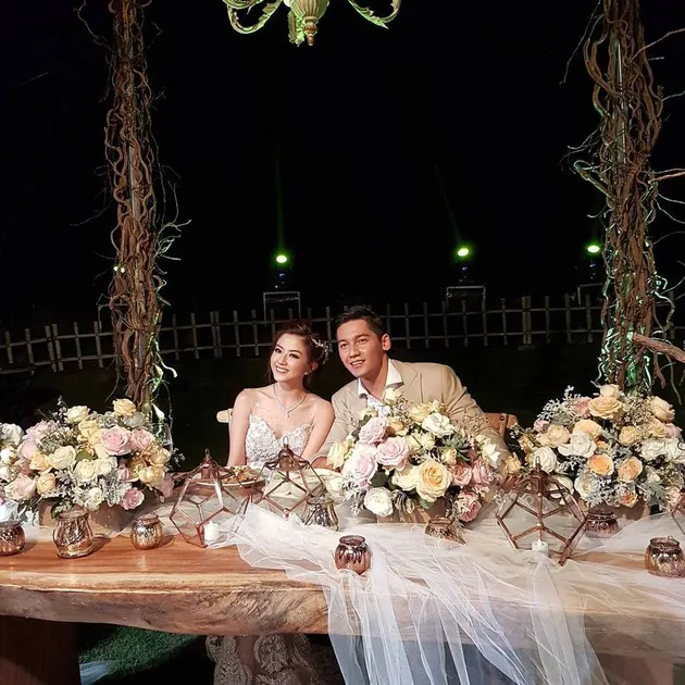 FOTO: Nyanyi - Ciuman, Resepsi Franda & Samuel Romantis & Mewah