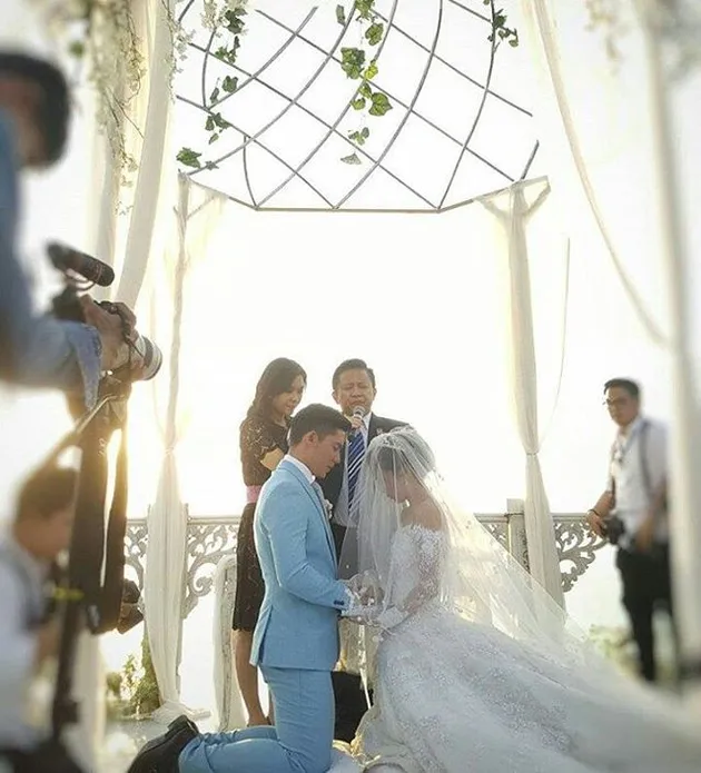 FOTO: Nyanyi - Ciuman, Resepsi Franda & Samuel Romantis & Mewah