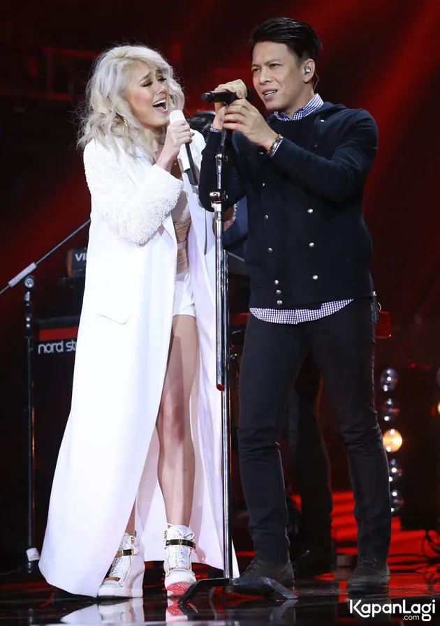 Demi menjiwai lagu, Agnez tak ragu untuk menatap wajah rekan duetnya.