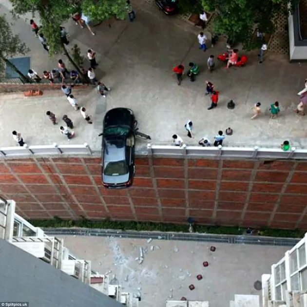 nyaris, nyaris jatuh. foto unik, foto aneh