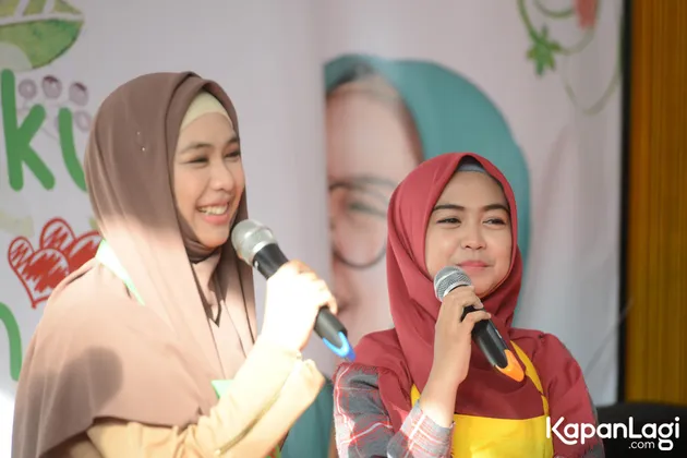 FOTO OKI SETIANA DEWI MENDAPAT KADO SPESIAL DI ULANG TAHUN 