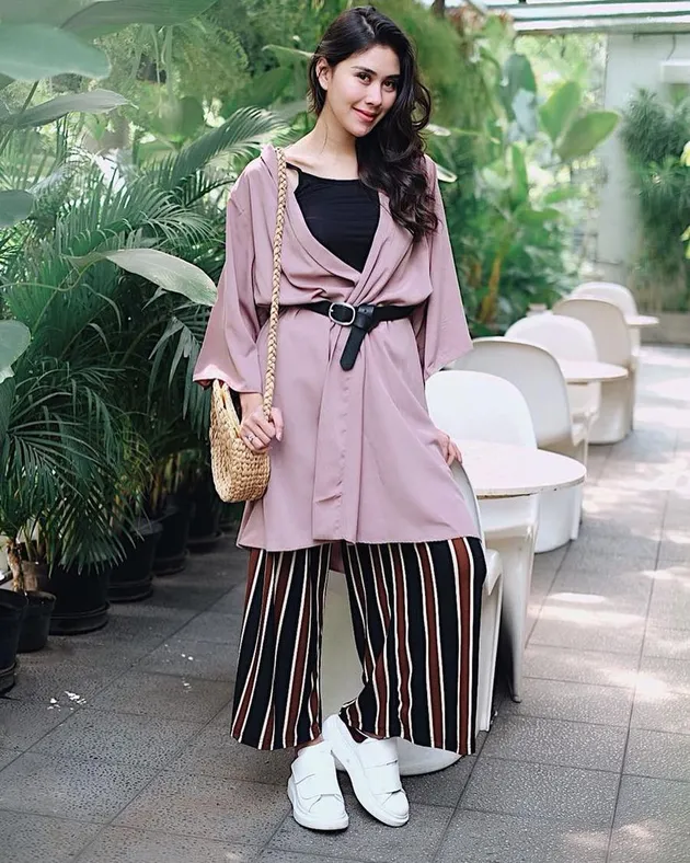 FOTO: OOTD Keren Ala Syahnaz Sadiqah, Simple & Stylish Abis