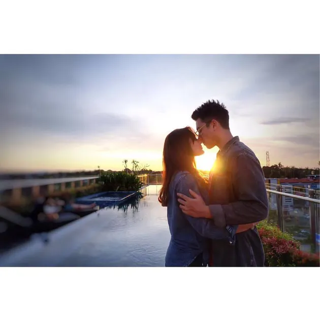 Aliff Alli dan Nora cukup sering nih membagikan momen mesra mereka lewat akun Instagram. Keduanya selalu saja sukses membuat penggemar baper.