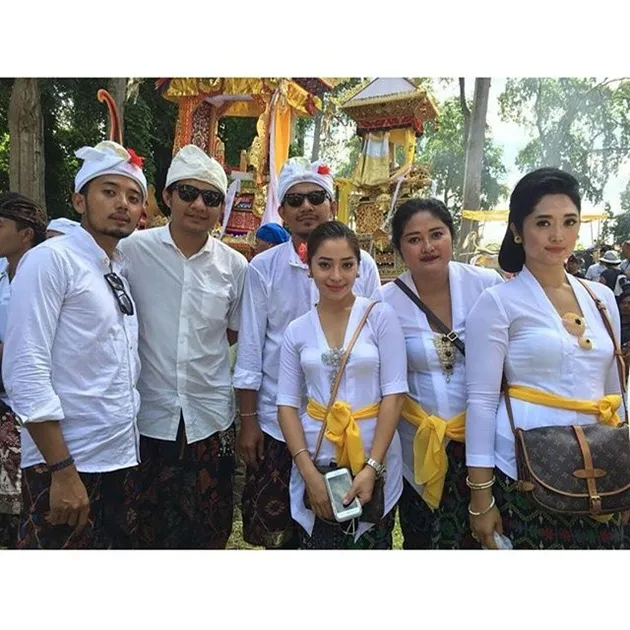 FOTO PAKAI BAJU ADAT BALI NIKITA WILLY CANTIK MESRA FOTO PAKAI BAJU ADAT BALI NIKITA WILLY CANTIK MESRA