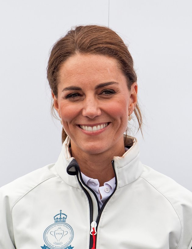 Kamis (8/8) lalu, Kate Middleton menghadiri sebuah event amal berupa lomba berlayar yang diketahui bernama The King's Cup Regatta.