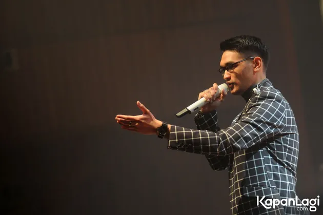 Afgan sendiri tak mau kalah untuk unjuk gigi. Si ganteng berlesung pipit ini membawakan hits seperti 'Cinta Dua Hati', 'Sadis', hingga 'Bukan Cinta Biasa'.
