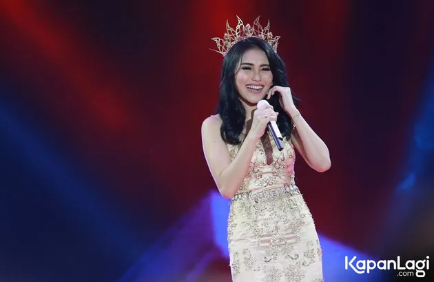 Dengan gaya anggun, Ayu Ting Ting menjadi salah satu pengisi acara di Malam Puncak Kilau Raya MNC TV 26, Jumat (20/10).