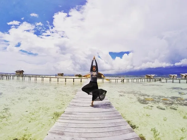 FOTO: PANTAI MEMUKAU, RIMA MELATI ADAMS AJAK ANAK KE PULO ...