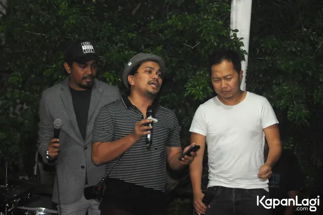 Turut tampil juga Trio Lestari yang beranggotakan Glenn, Tompi dan Sandhy Sondoro dalam acara ini.
