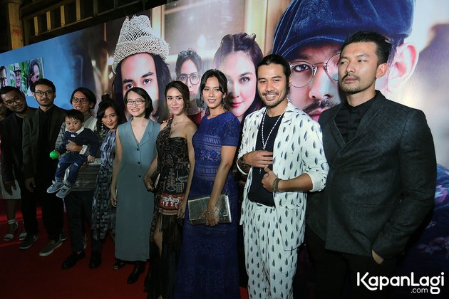 Gala Premiere film FILOSOFI KOPI 2 : BEN & JODY belum lama ini diselenggarakan pada hari Kamis (6/7) malam. Acara ini digelar di bioskop Epicentrum XXI, Jl. HR. Rasuna Said, Setiabudi, Kuningan, Jakarta Selatan.