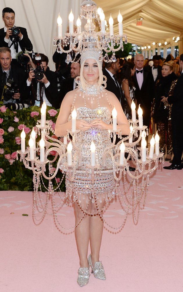 Seperti inilah penampilan Katy Perry di atas red carpet Met Gala 2019. Sesuai dengan tema Camp: Notes On Fashion, tunangan Orlando Bloom ini tampil unik dengan kostum chandelier.