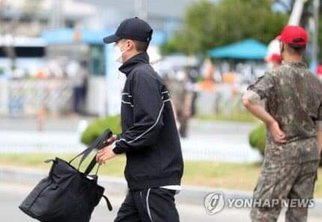 Photo of Park Bo Gum Entering the Navy Mandatory Military Service, Completely Covered, His Bald Head Not Visible