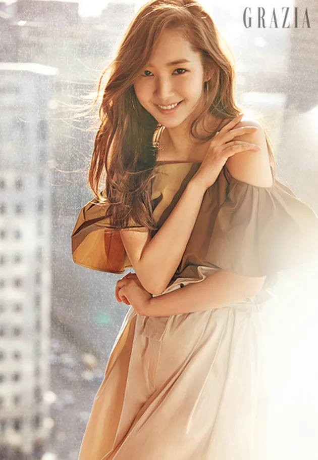 Park Min Young pamerkan pesona cantiknya dalam pemotretan terbaru. Pesona aktris 31 tahun ini memang nggak pernah mengecewakan.