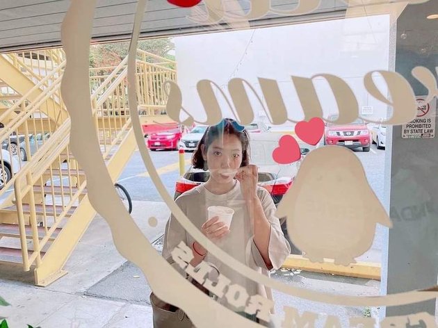 Ini foto yang dibagikan oleh Park Shin Hye di Instagram-nya saat di Hawaii. Ini ia berpose depan toko es krim di sana.