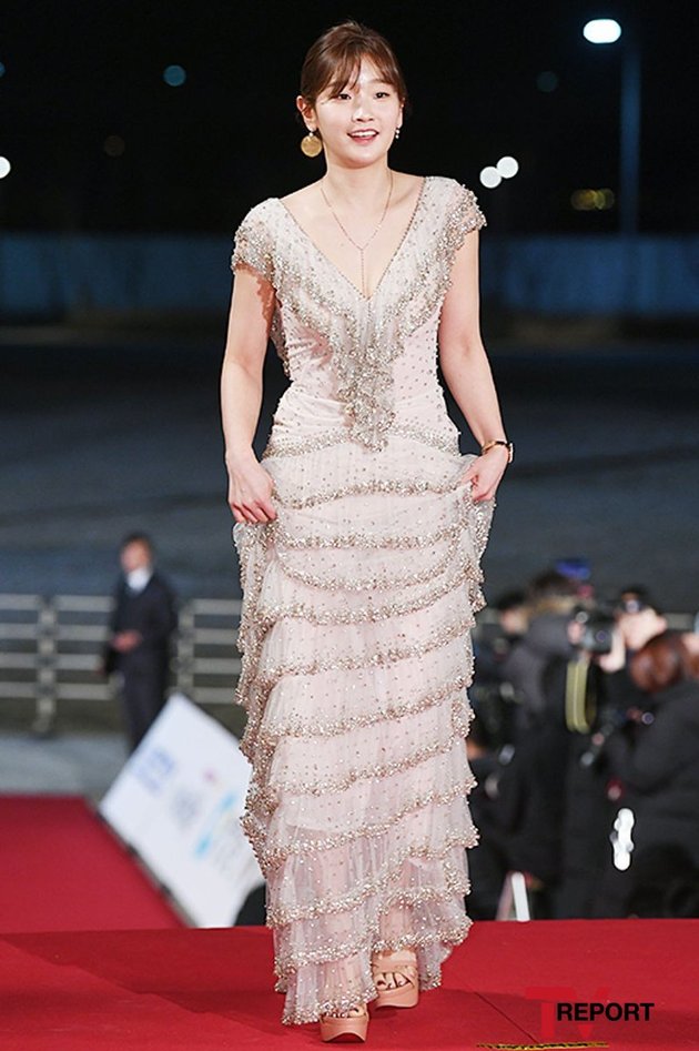 PHOTO: Park So Dam on the Red Carpet of the Blue Dragon Film Awards, as Beautiful as a Princess!