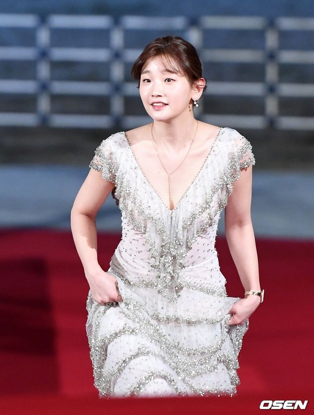 PHOTO: Park So Dam on the Red Carpet of the Blue Dragon Film Awards, as Beautiful as a Princess!