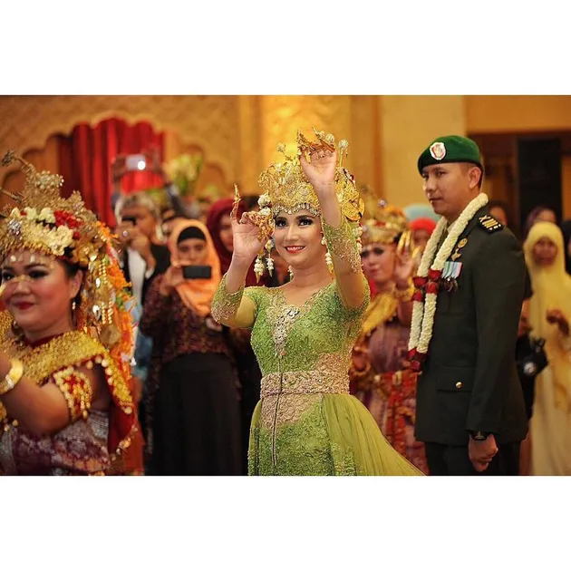 Foto Pedang Pora Megah Artis Ftv Cantik Winda Khair Dinikahi Tni Kapanlagi Com