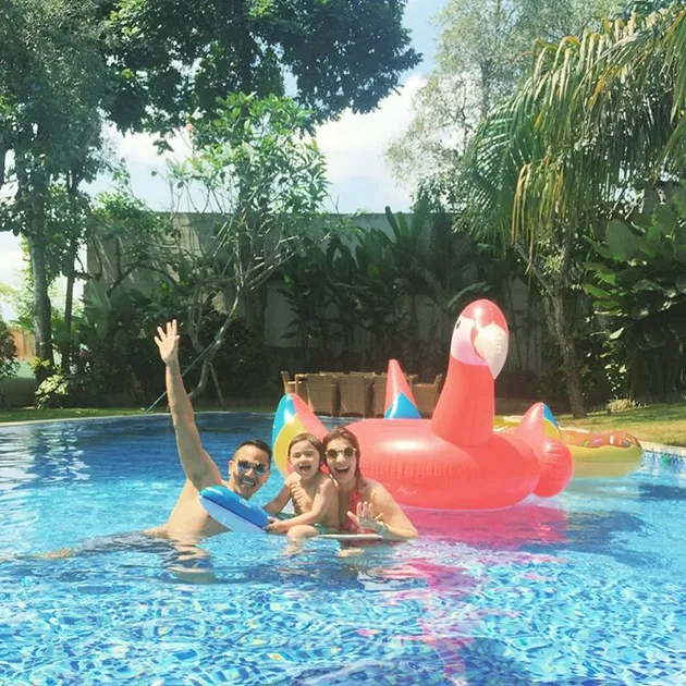 FOTO: PEGANG BUAYA-MAIN AIR, CARISSA PUTRI KE BALI BARENG 