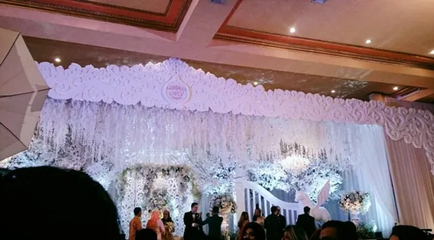 FOTO PELAMINAN MEWAH PERNIKAHAN GILANG DIRGA & ADIEZ BAK dekorasi pernikahan gilang dirga a z 004 rita