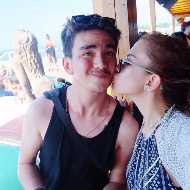 Michelle Joan &amp; Chris Laurent Makin Mesra