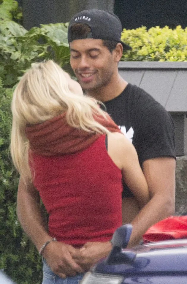 Shailene Woodley & Pacarnya Ciuman