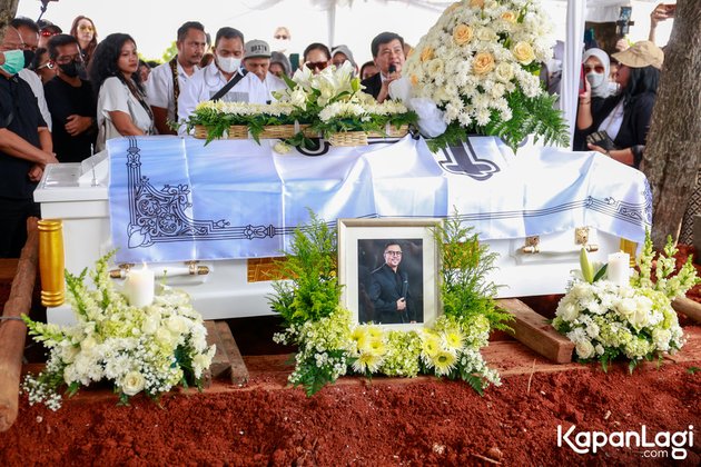 Emotional Funeral Photos of Carlo Saba, His Younger Siblings Unable to Hold Back Tears
