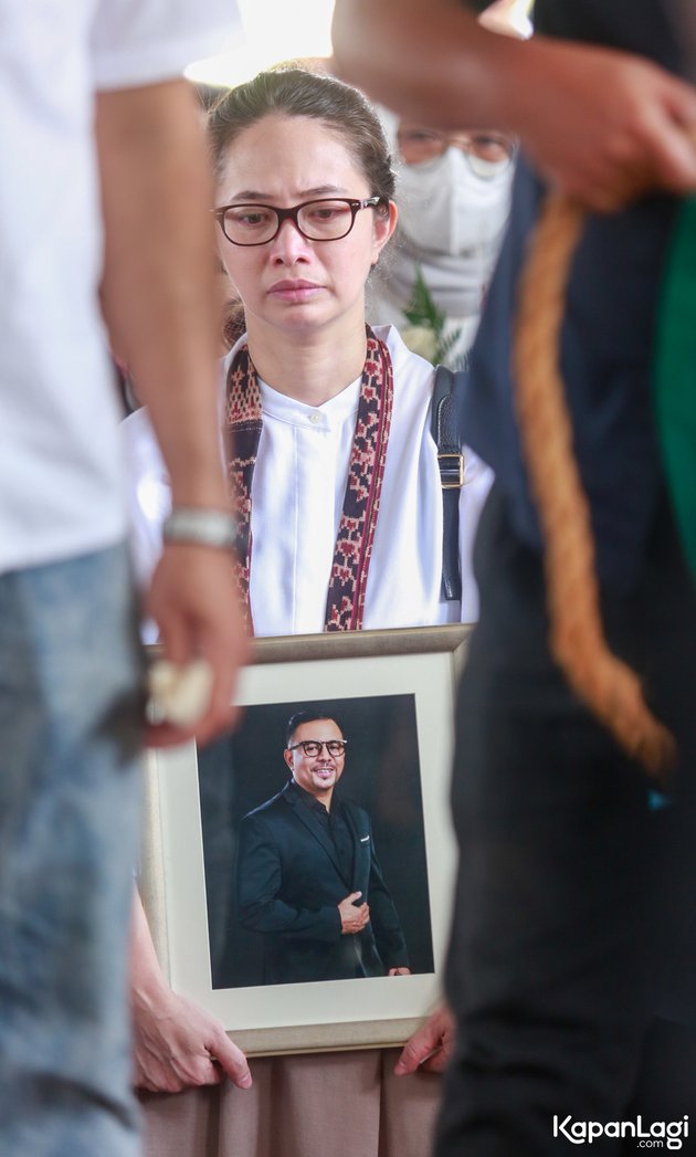 Emotional Funeral Photos of Carlo Saba, His Younger Siblings Unable to Hold Back Tears