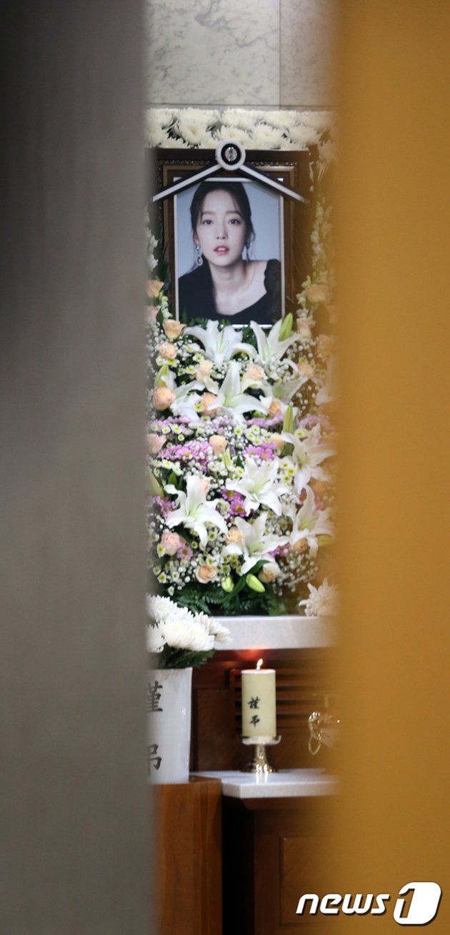 PHOTO Goo Hara's Funeral, Fans Bid Farewell Forever