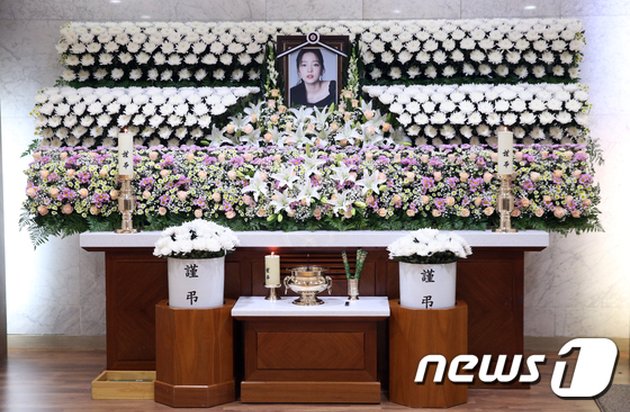 PHOTO Goo Hara's Funeral, Fans Bid Farewell Forever