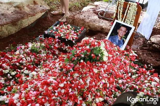 FOTO: Pemakaman Jenazah Suami Iga Mawarni, Penuh Duka - KapanLagi.com