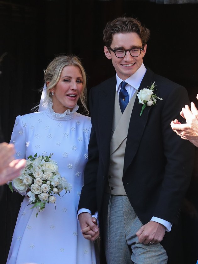 Setelah 2 tahun pacaran, Ellie Goulding dan Caspar Jopling akhirnya resmi menikah pada Sabtu (31/8) kemarin. Congrats!