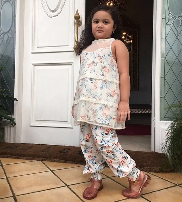 FOTO: Pemotretan - Pose OOTD, Cantiknya Amora Putri ...
