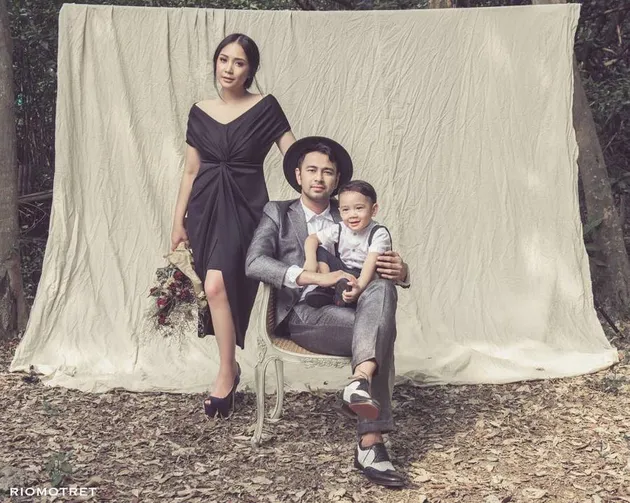 Meski Raffi Ahmad dan Nagita Slavina sudah memasang ekspresi serius, Rafathar justru terlihat sedang senyum manis. Gemesin banget sih...