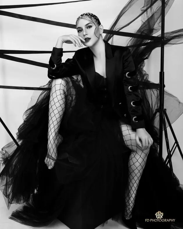 Foto Pemotretan Irish Bella Glamour Dan Seksi Bernuansa Hitam